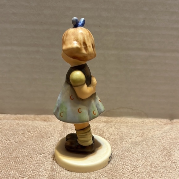Goebel Hummel collector Club in box “Two Hands, One Treat” #493 Figurine - Picture 3 of 11